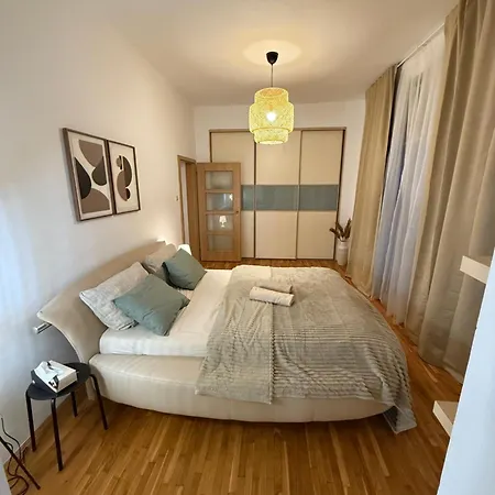 Urban Jungle 2-bedroom Old Town Air Conditioned דירה *