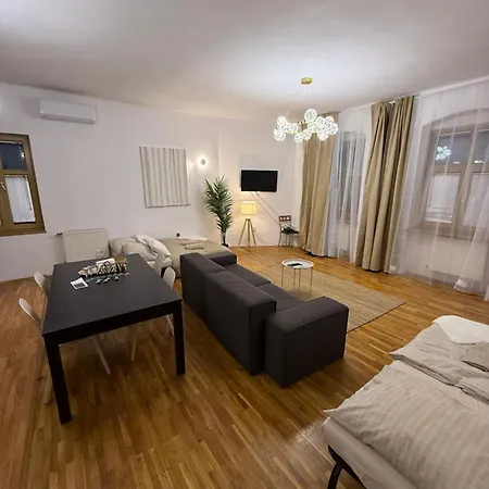 Urban Jungle 2-bedroom Old Town Air Conditioned Pozsony