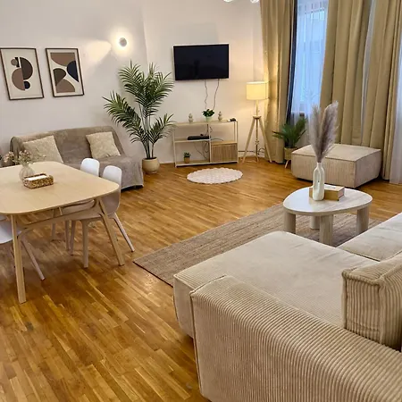 Urban Jungle 2-bedroom Old Town Air Conditioned Lejlighed *