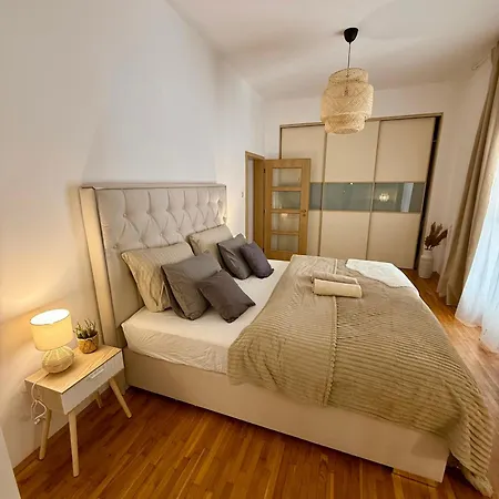 Urban Jungle 2-bedroom Old Town Air Conditioned Братислава