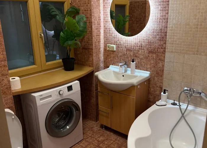 Urban Jungle 2-bedroom Old Town Air Conditioned *