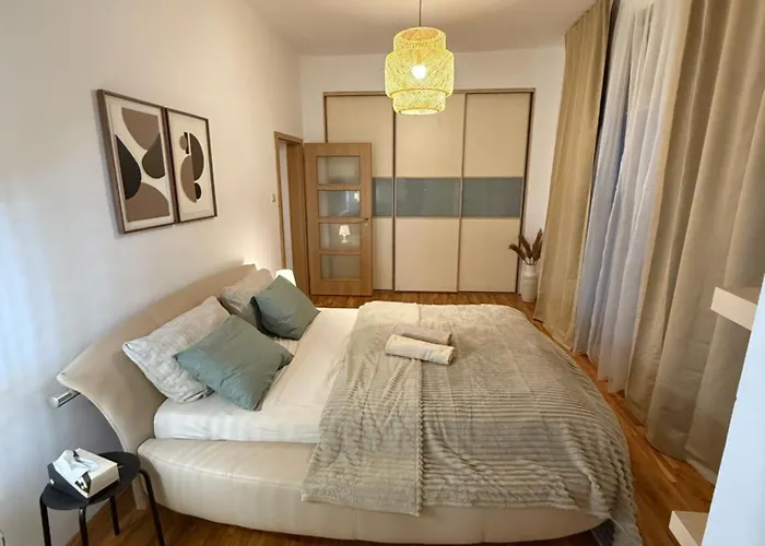 Urban Jungle 2-bedroom Old Town Air Conditioned 아파트 *