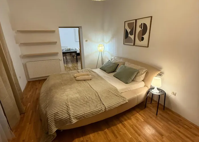 Urban Jungle 2-bedroom Old Town Air Conditioned *