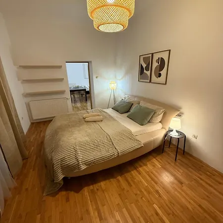 Urban Jungle 2-bedroom Old Town Air Conditioned *